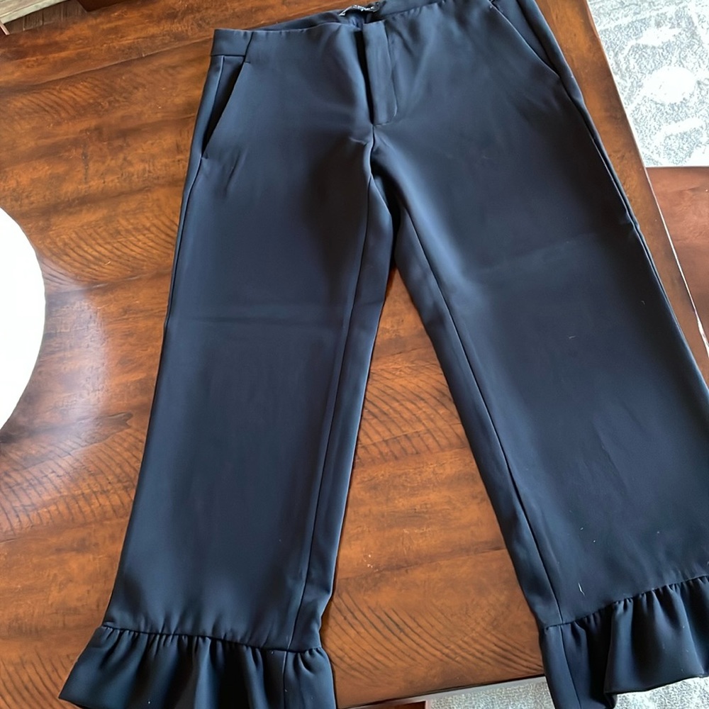 Banana republic size 8 cropped Logan pant with fancy bottom in black